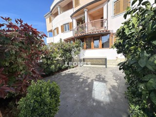 Srčkan apartma z vrtom na fantastični lokaciji v Novigradu