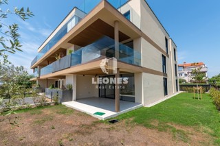 Čudovito stanovanje z vrtom in pogledom na morje v luksuzni novogradnji v Novigradu