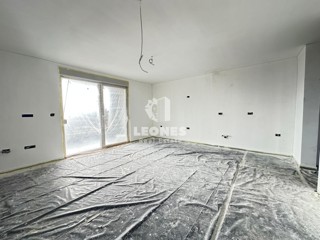 Novozgrajeno stanovanje v prvem nadstropju v mirni soseski blizu Poreča