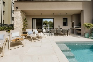 Popolnoma opremljena polsamostojna hiša z bazenom le 700 metrov od morja v Vabrigi