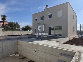 Moderna dvojček hiša z bazenom v bližini Umaga