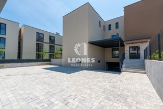 Stanovanje v prvem nadstropju luksuzne novogradnje z dvigalom in pogledom na morje