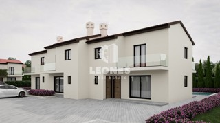 Vrstna hiša z bazenom v bližini Kaštel