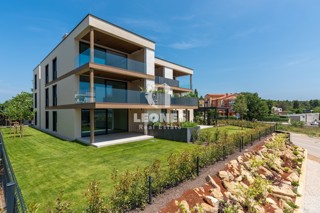 Luksuzno stanovanje v pritličju z vrtom in pogledom na morje v Novigradu