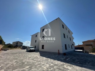 Stanovanje v novi stavbi v Novigradu v prvem nadstropju z dvema terasama s pogledom na morje