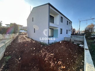 Kvalitetno stanovanje v okolici Poreča z velikim dvoriščem