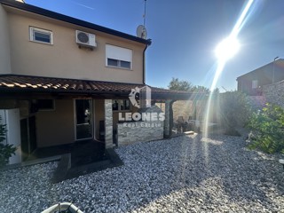 Simpatčna hiša s čudovitim dvoriščem v okolici Kaštela