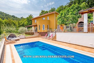 Opatija širše območje. Vila z bazenom in pogledom na morje.