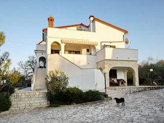 Otok Krk, Dobrinj. Samostojna hiša z velikim vrtom.