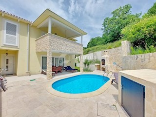 Otok Krk, Krk, okolica. Samostojna nova hiša, delno obložena s kamnom