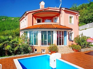Opatija. Luksuzna vila z bazenom, garažo in pogledom na morje.