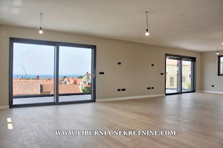 Istra, Poreč. Ekskluziven penthouse s strešno teraso, garažo, dvigalom, odprtim pogledom na morje, 500 metrov od morja.
