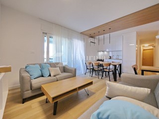 Otok Krk, Malinska. Apartma v prvem nadstropju - celotna etaža, 350 m od morja.