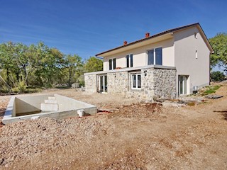 Otok Krk, Malinska. Nova samostojna hiša s tremi apartmaji, velikim vrtom in bazenom.