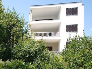 Mesto Krk, samostojna družinska hišai, prva vrsta do morja ob plaži.