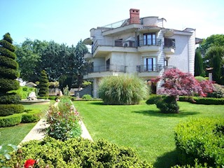 Malinska, vila z velikim vrtom blizu morja.