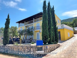 Istra, neposredna bližina Labina. Samostojna vila z devetimi apartmaji, bazenom, 1500 metrov od morja.