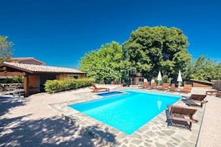 Mesto Krk bližja okolica. Hiša z bazenom in velikim vrtom