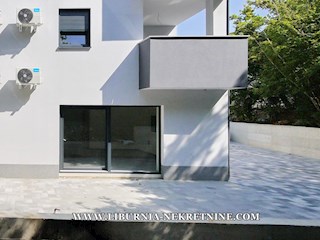 Otok Krk, zaliv Soline, okolica. Apartma v pritličju z vrtom.