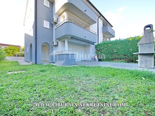 Krk, Baška. Apartma v pritličju 200m od morja.