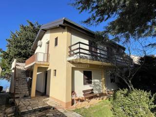 Hiša Gornji Karin, 200m2