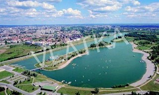 NOVOGRADNJA NA JARUNU, 1. VRSTA DO JEZERA – APARTMA Z VRTOM!