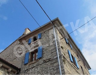 SVEŽE OPREMLJENO 3-SOBNO STANOVANJE V ŠARMANTNI KAMNITI HIŠI V ISTRI