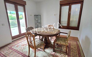 V ZELENI OKOLICI: 4-SOBNO STANOVANJE Z VRTOM, 2 GARAŽAMA IN DVIGALOM