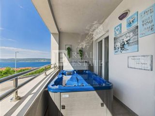 CRIKVENICA - moderno stanovanje z bazenom in čudovitim pogledom na morje