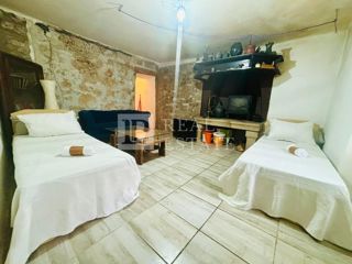 HRELJIN – samostojna kamnita hiša v centru mesta s pogledom na Kvarner