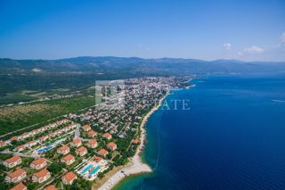 NOVI VINODOLSKI - investicijsko zemljišče prva vrsta ob morju