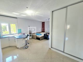 JADRANOVO - moderno opremljen apartma s parkirnim mestom 200 metrov od morja