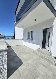 CRIKVENICA - apartma v novogradnji, 300 m od morja