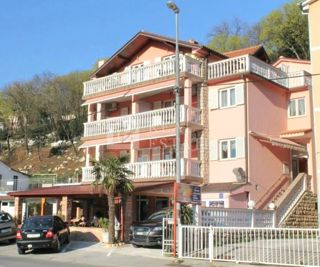 NOVI VINODOLSKI - apartmajska hiša z gostinskim objektom