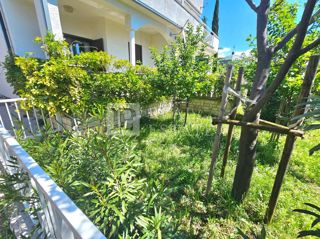 NOVI VINODOLSKI - stanovanje s teraso in vrtom