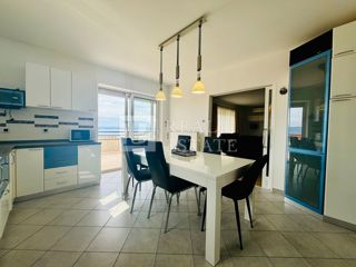 NOVI VINODOLSKI - trisobno stanovanje z ogromno teraso in čudovitim razgledom