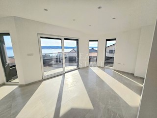 CRIKVENICA - apartma v novogradnji s pogledom na morje