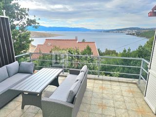 KRALJEVICA - hiša z dvema apartmajema v drugi vrsti do morja
