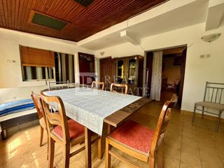 NOVI VINODOLSKI - kamnita hiša s prostorno teraso v bližini morja in centra