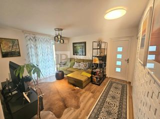 NOVI VINODOLSKI - dvosobno stanovanje z vrtom in parkiriščem 250 metrov od morja