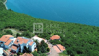 JADRANOVO - apartmajska vila z bazenom v prvi vrsti do morja