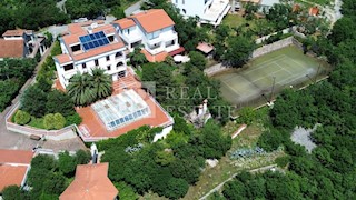 JADRANOVO - vila v prvi vrsti do morja (11 apartmajev, zasebna cesta do plaže, teniško igrišče)