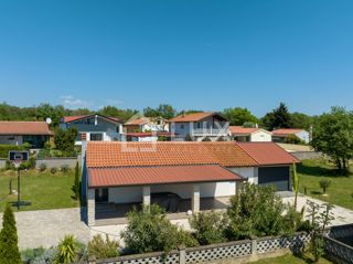 PEROJ - enonadstropna hiša + 1100m2 vrta, 5min do morja