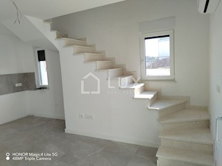 MEDULIN - dvoetažni apartma, novogradnja, 150m do morja