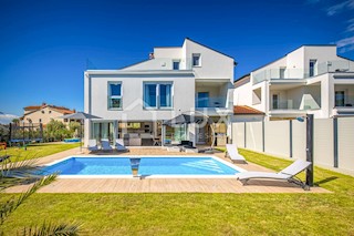 POREČ - vila dvojček z bazenom