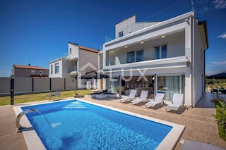 POREČ - luksuzna vila z bazenom