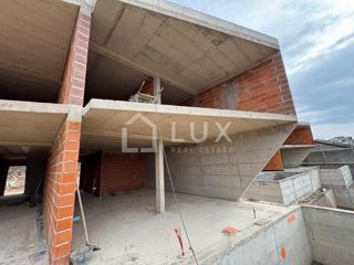 JADRANOVO - dvojček z bazenom, nedokončan