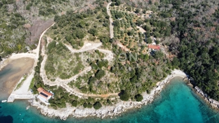 Veliko zemljišče v prvi vrsti ob morju – nezazidljivo