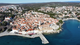 Krk — građevinsko zemljište s pogledom na more, 500 m od plaže i centra