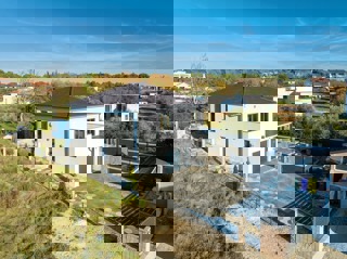 Moderna družinska hiša z ogrevanim bazenom, Pomer